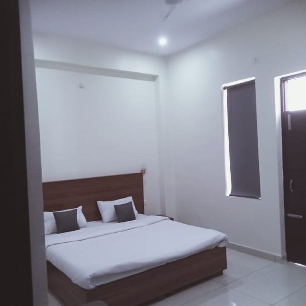 Rent pe house Dena h gomti nagar-4