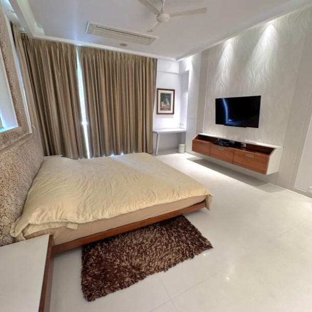 Massive 4BHK Luxury Flat for Sale in Juhu with Balcony & Office – ₹30 Cr-4