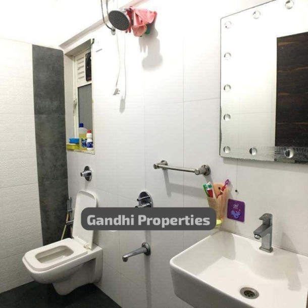 Spacious 1 BHK for Sale with 2 Bathrooms and Parking in Malad West, Mumbai - Ideal Home Investment-4