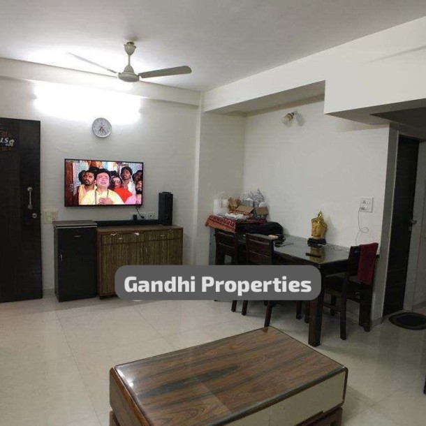 Spacious 1 BHK for Sale with 2 Bathrooms and Parking in Malad West, Mumbai - Ideal Home Investment-2