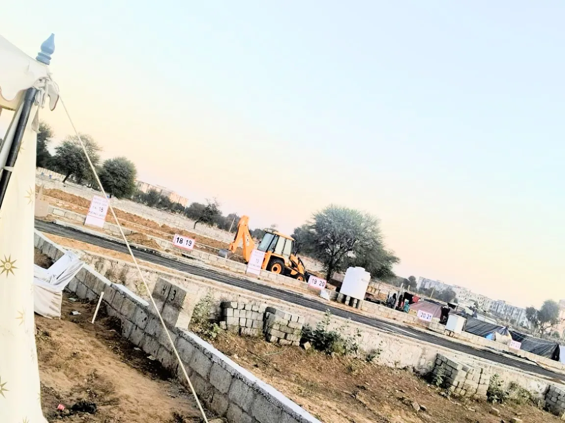 Mahindra World City के पास प्लॉट 250ft Road के नजदीक
