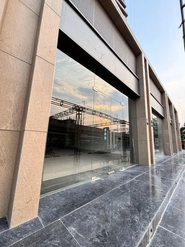 Showroom for Sale/Rent in Surat – Main Road Touch, Near GD Goenka School