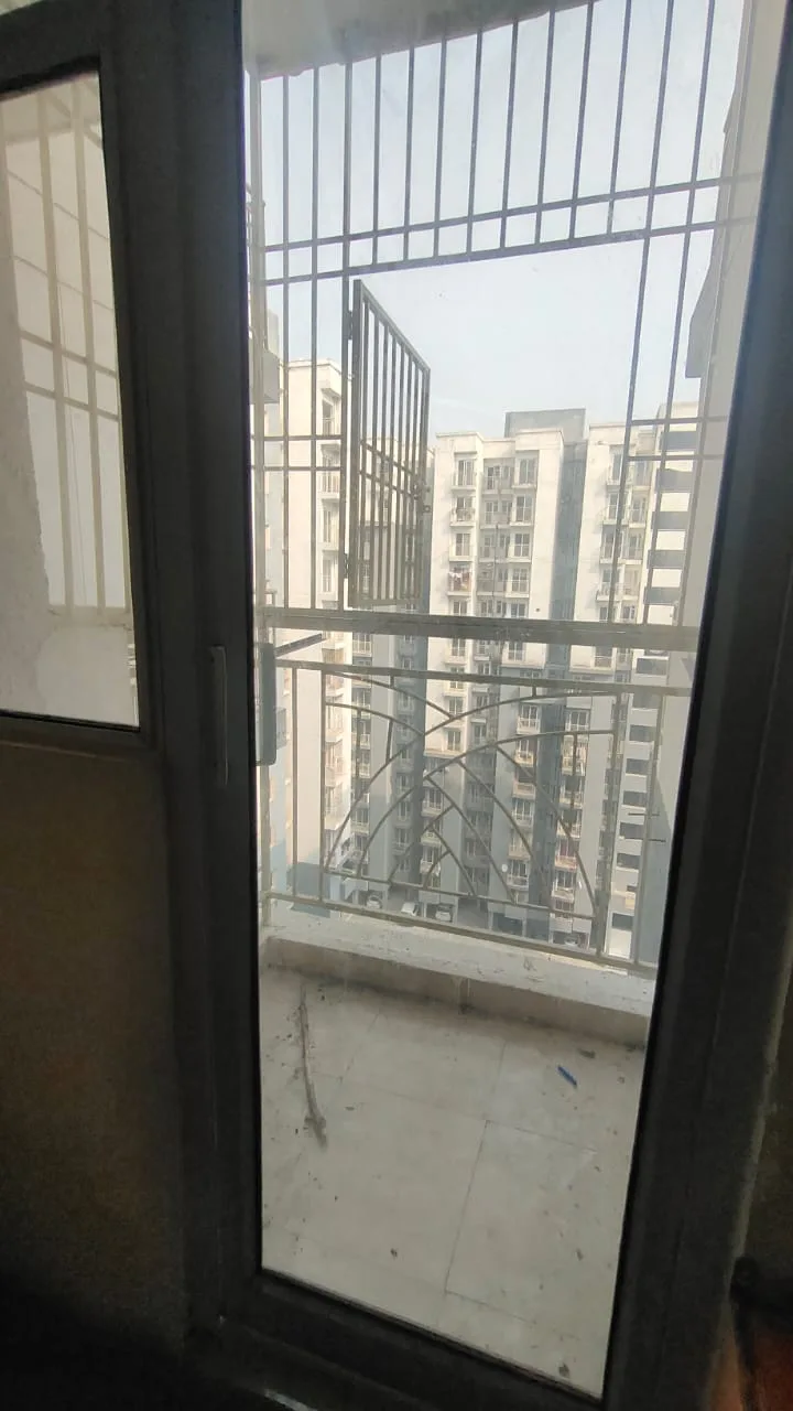 Rent Stylish 1 BHK Semi-Furnished Flat in Ghaziabad - Your Comfortable and Contemporary Living Space