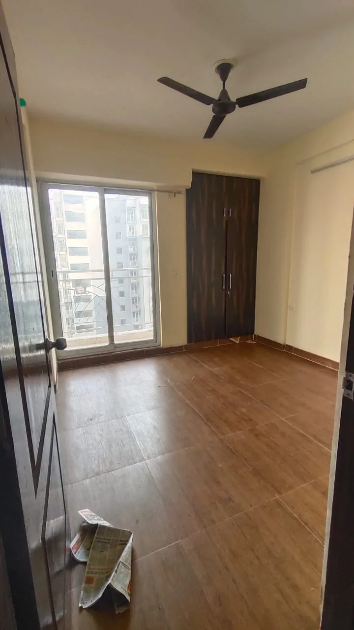 Rent Stylish 1 BHK Semi-Furnished Flat in Ghaziabad - Your Comfortable and Contemporary Living Space