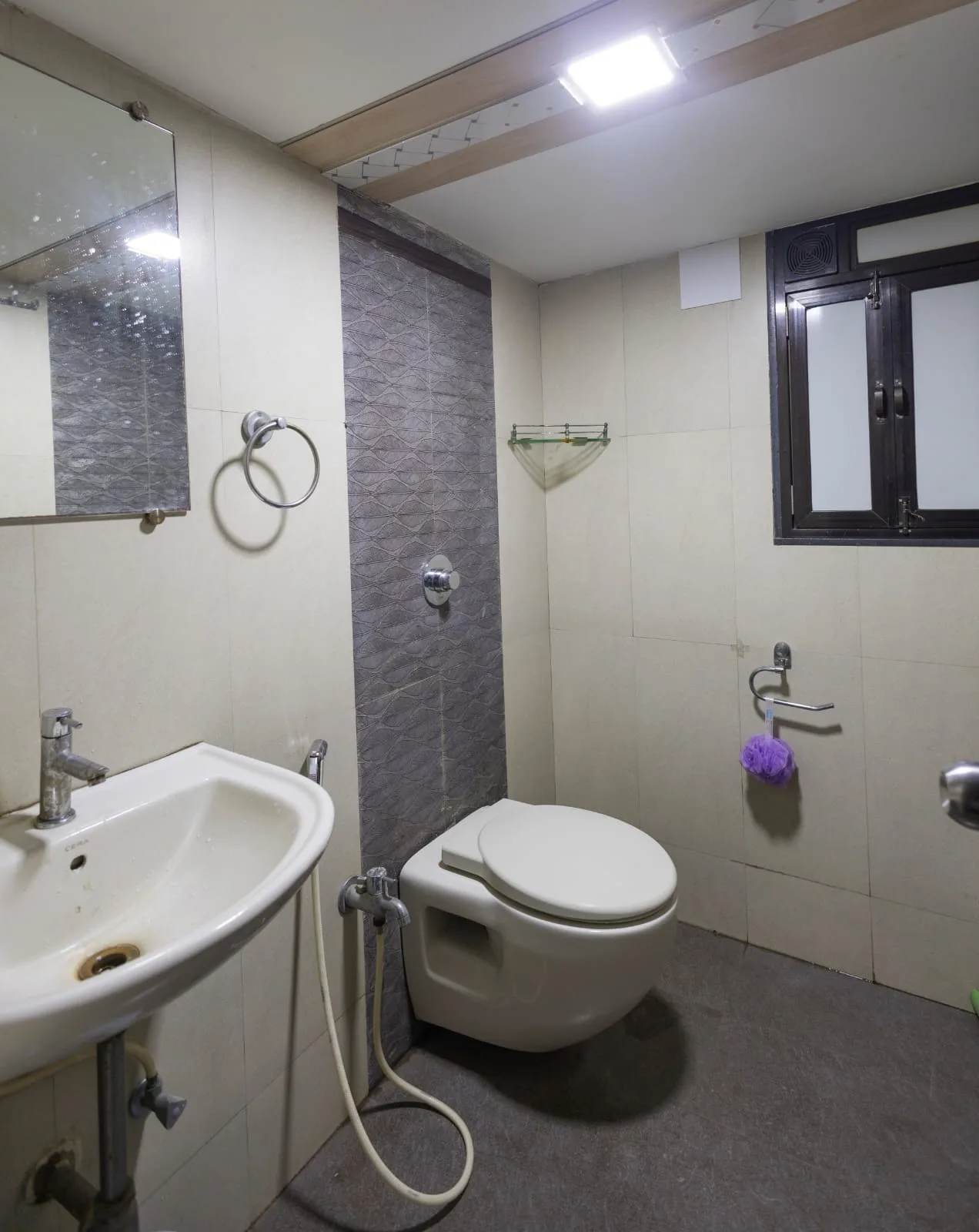Vile Parle East, M.G. Road: 1550 sq.ft. Office Rental - Internet, Cabins, Workstations, Conference Room