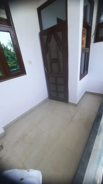 Rent pe vineet khand 2bhk house Dena hai