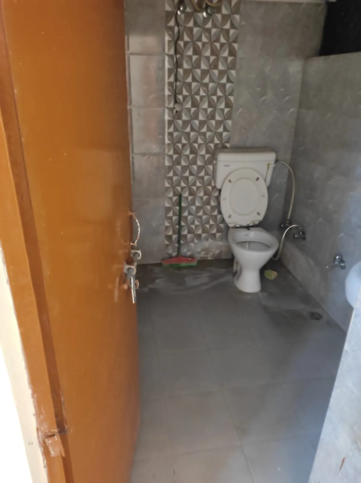 Rent pe office ke liye 2 room Dena hai ground floor pe