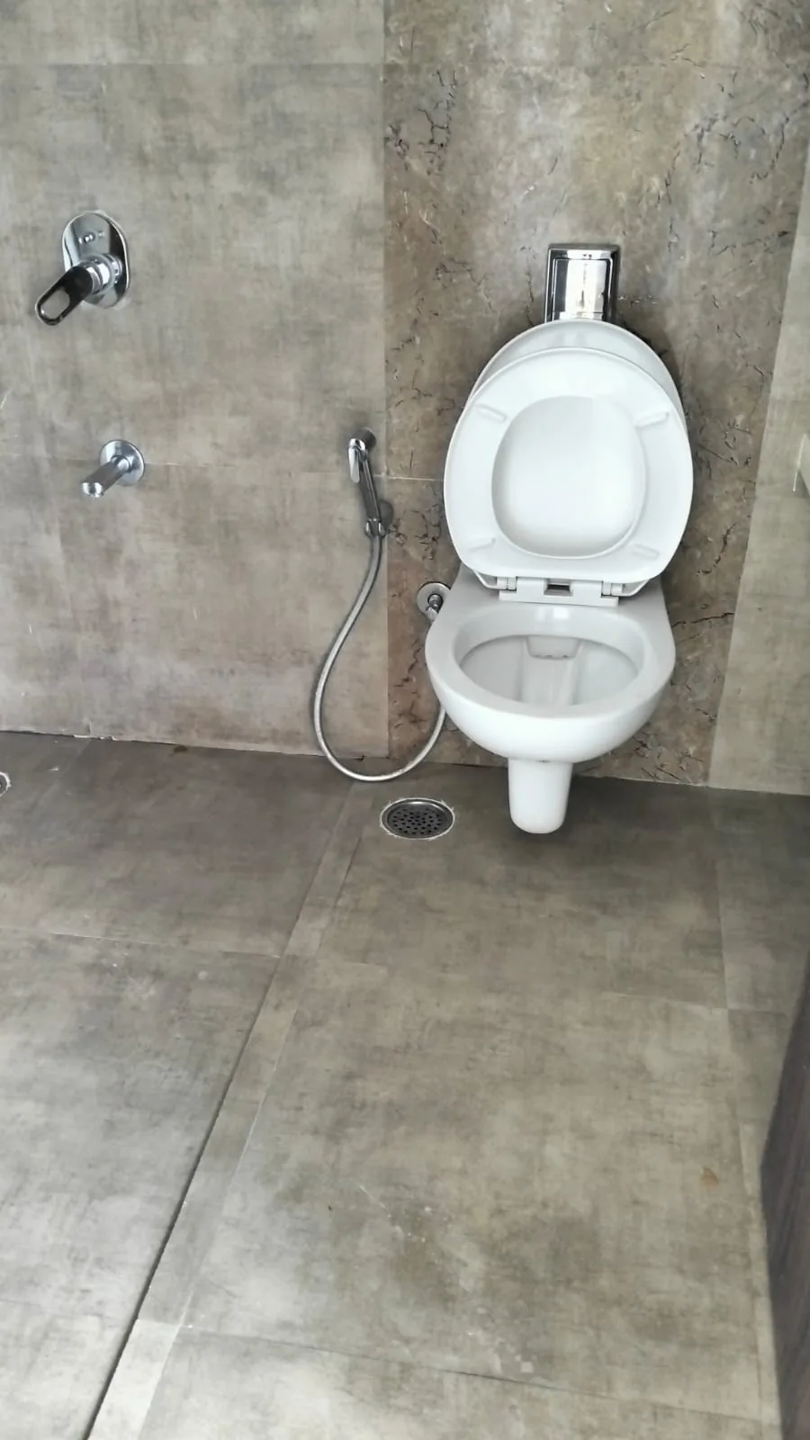 Rent a Comfortable 2BHK Semi-Furnished Flat in JP Decks Blue GOREGAON EAST